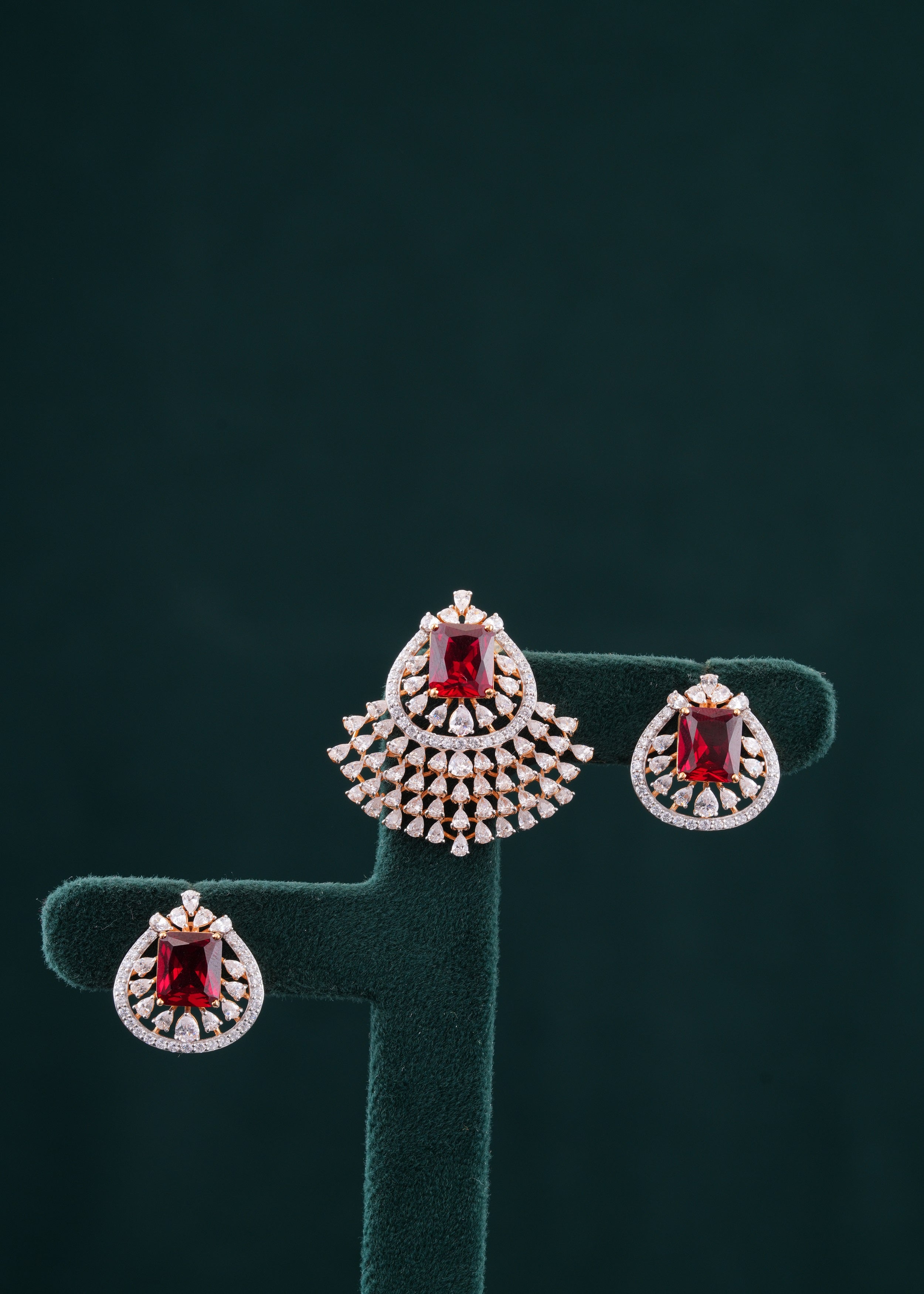 18KT STONE PENDENT SET